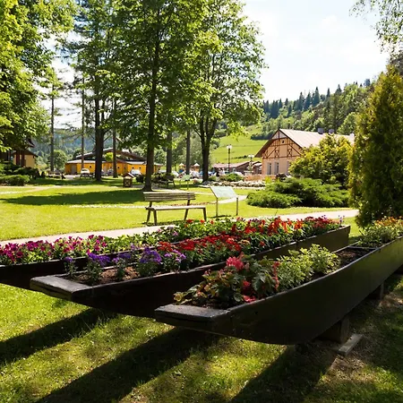 Kupelne Domceky - Kupele Cerveny Klastor Smerdzonka Resort 2*